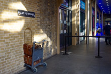 ロンドン観光！キングスクロス駅でPLATFORM9³/₄で記念撮影♪