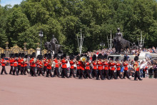 ロンドン観光！バッキンガム宮殿で衛兵交替式を見物！！