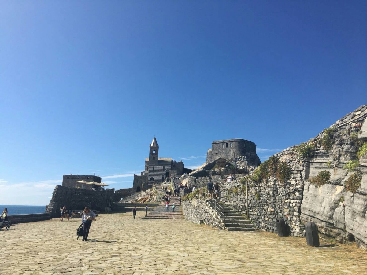 夏のイタリア観光♪Vol.15 ポルトヴェーネレの街の一番奥には絶景が♪【あーやのイギリスワーホリブログ】